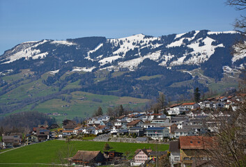 Fototapeta na wymiar Blick über die Mangelegg (Schwyz) auf den Wildspitz und Gnipen, Kanton Schwyz