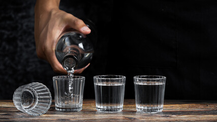 Bebida mexicana de agave mezcal tipo tequila hecha en oaxaca servida en veladora oaxaqueña sobre...