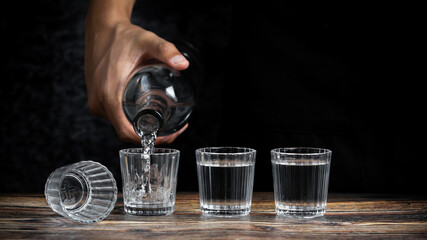Bebida mexicana de agave mezcal tipo tequila hecha en oaxaca servida en veladora oaxaqueña sobre...