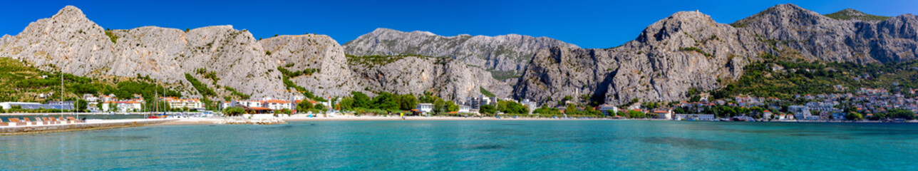 Obraz premium Panorama of Omis town on a sunny day.