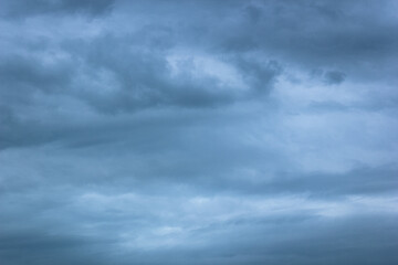 pochmurne niebo z chmurami pod koniec dnia © Karol Stankiewicz