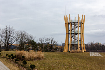 Drewniana wysoka wieża widokowa w dzień w Ełku w Warmińsko Mazurskim © Karol Stankiewicz