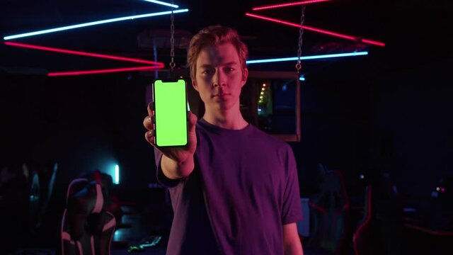 An experienced gamer guy advertises the phone, holds it at arms length, shows the screen