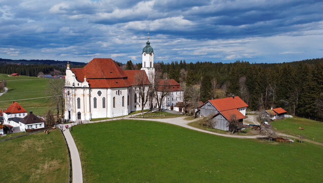 Luftaufnahme mit einer Drohne von der ber&uuml;hmten alten Wieskirche bei Steingaden in Bayern