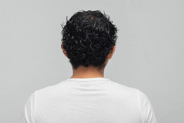 joven hispano mexicano de cabello chino y playera blanca