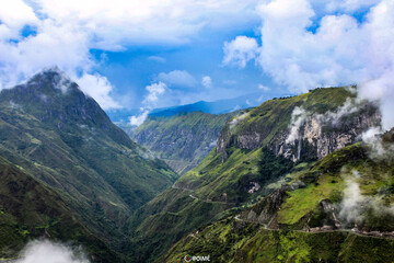 Fototapeta na wymiar foto en el macizo colombiano, nacimiento de los rios magdalena, patia, y caqueta que recorren toda colombia en diferentes direcciones.