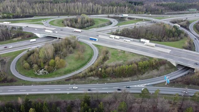 Bewegte Luftbilder vom Autobahnkreuz Stuttgart A81/A8 Richtung München/Ulm/Heilbronn bei Tageslicht mit geschäftlichem Verkehr