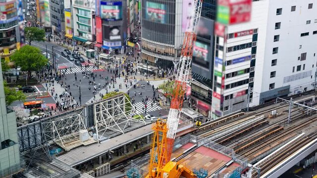 渋谷駅前　渋谷駅と山手線　俯瞰　タイムラプス　ズームイン