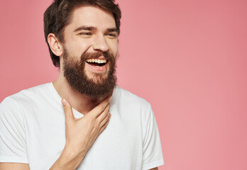Obraz premium Puzzled man gesturing with hands side view pink background
