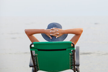 Naklejka premium Young beautiful girl resting on the ocean.