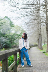 森林の中の女性