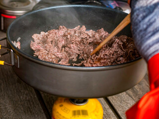 山やキャンプで調理するフライパン料理【焼き肉】