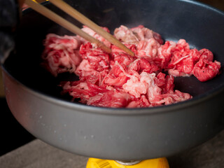 山やキャンプで調理するフライパン料理【焼き肉】