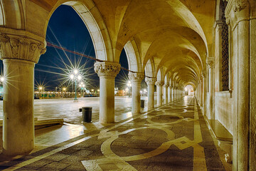 Lagunenstadt Venedig bei Nacht