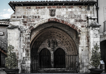Naklejka premium Portón de una iglesia con dos puertas