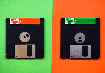 Disquetes en fondo verde y naranja.