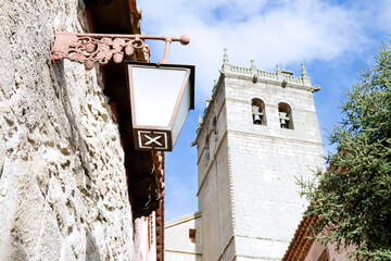 Streetlight and tower of the church of Santa MarÃ­a la Mayor in Ledesma, Salamanca, Spain.