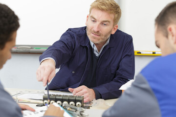 students working on a electronic project