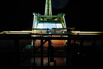 Stary, zabytkowy dźwig portowy nocą © Przemysław