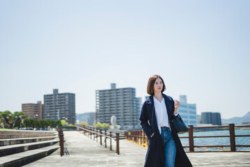 街を散策する女性