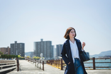 街を散策する女性