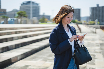 携帯電話を使う女性