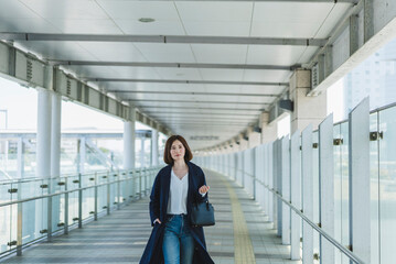 Obraz premium 街を散策する女性