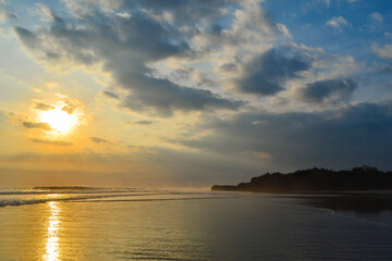 Fototapeta premium cloudy sunset at Kelating beach, Tabanan Bali