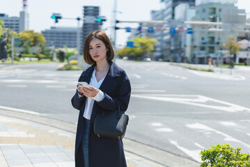 携帯電話を使う女性