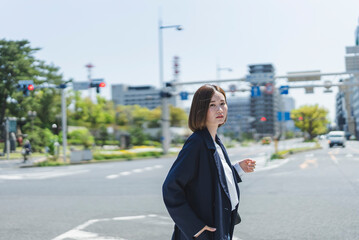 街を散策する女性