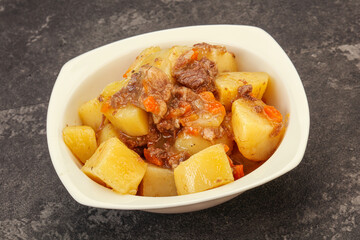 Roasted potato and beef with sauce