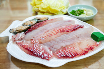 식탁에 놓인 생선회