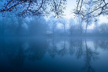 Fototapeta premium Réflexion sur le Loir brumeux au petit matin 