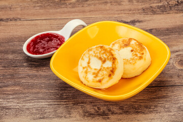 Cottage cheese pancakes with strawberry jam