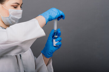 Obraz premium Doctor scientist with syringe analyzing virus in research vaccine to be ready for clinical trial.