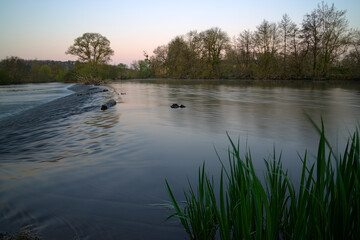 Barrage sur le Loir au lever du soleil