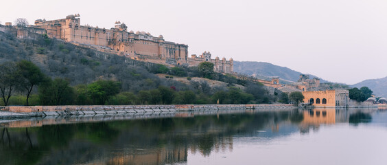 Obraz premium Amer Fort is located in Amer, a town with an area of 4 sq. kilometres, not far from Jaipur, Rajasthan state, India. Located high on a hill, it is the principal tourist attraction in the Jaipur