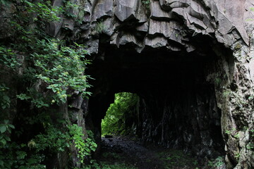中津川渓谷遊歩道の岩のトンネル