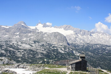Fototapeta na wymiar Five Fingers es una plataforma de mirador en las montañas Dachstein en el Monte Krippenstein, Austria.
