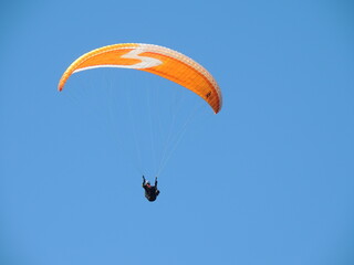 Parapente, volando sobre los montes austriacos.
