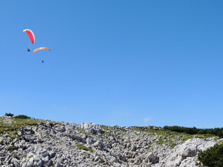Parapente, volando sobre los montes austriacos.