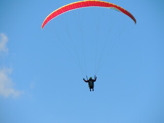 Parapente, volando sobre los montes austriacos.