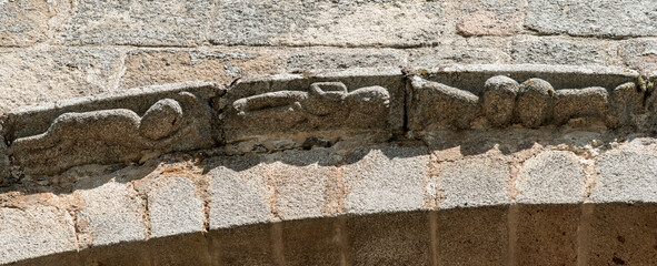 Détail du portail de l'église Saint Pierre de Sérandon, Corrèze, France