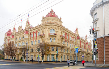 Obraz premium The building of the City Duma, 1899. Architect A. Pomerantsev. Nearby there are cars and pedestrians