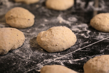 Selbstgemachte Brötchen Rohlinge auf einer bemehlten Arbeitsfläche