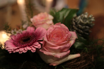 Obraz na płótnie Canvas Rosa Rose in einem Blumenstrauss auf einer Hochzeitsfeier