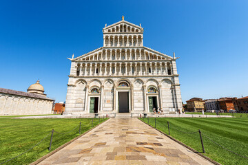 Obraz premium The main facade of the Pisa Cathedral, (Duomo di Santa Maria Assunta, 1063-1092), in Pisan Romanesque style, Square of Miracles (Piazza dei Miracoli), Tuscany, Italy, Europe.