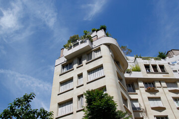 Jardin terrasse sur le toit d'un immeuble moderne à Paris