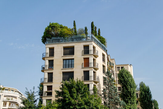 Jardin terrasse sur le toit d'un immeuble moderne &agrave; Paris