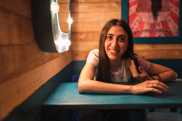 Chica joven guapa en un bar de decoración circense